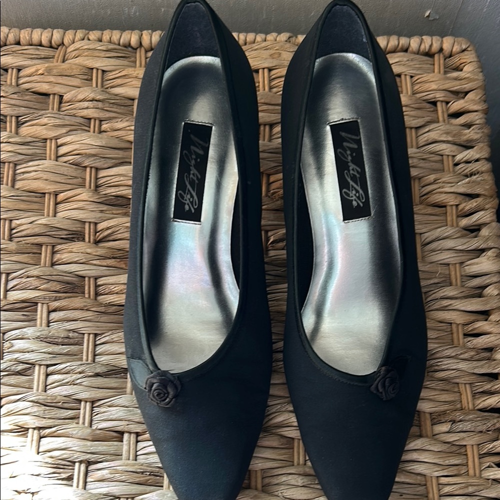 Black Classic Heels with Textured Fabric and Medium Heel